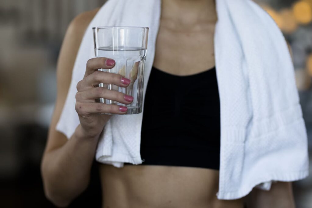 Hoe blijf je gezond? De sleutel tot een goede gezondheid omvat basiskennis over je lichaam, gezonde voeding, voldoende beweging, goede slaap en vooral voldoende water.