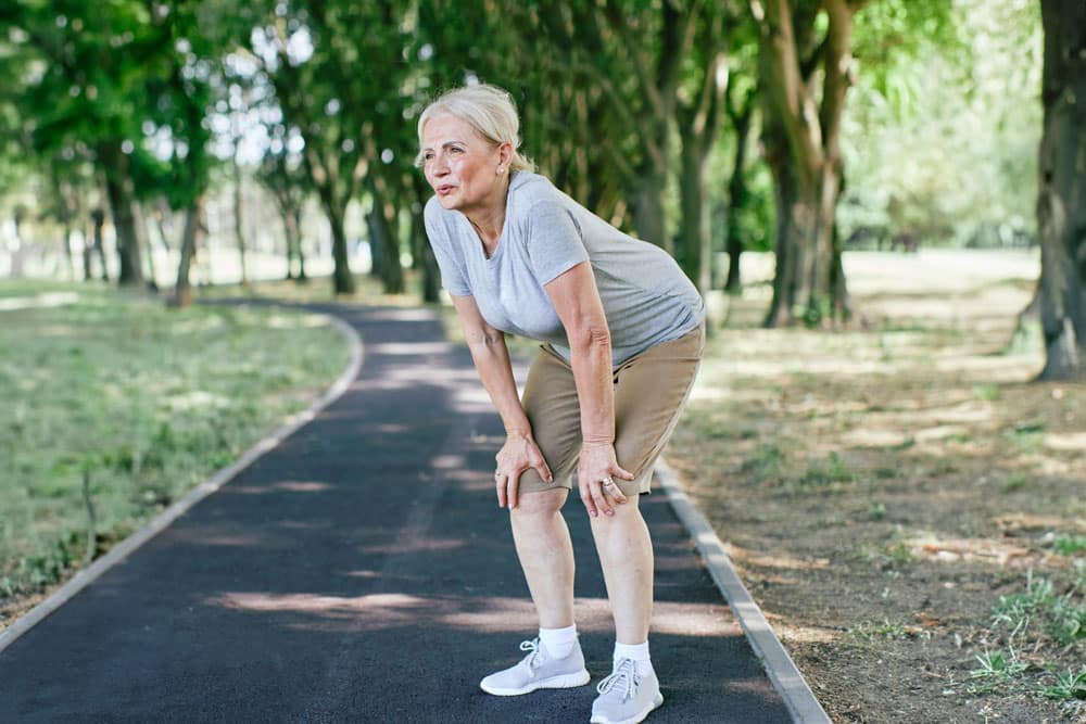 buiten-oudere-vrouw-fitness-joggen-vrouw-actieve-sport